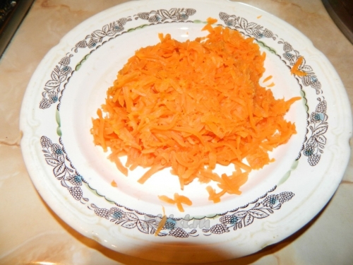 Выреная моркву тертку