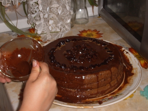 Готовий торт поливаємо гарячим шоколадом