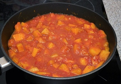 Тушкуємо овочі в помідорно-часниковою заливці