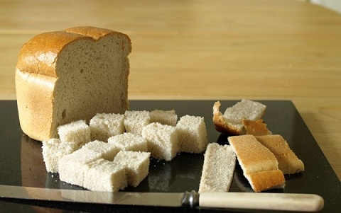 Хліб для грінок ріжеться кубиками