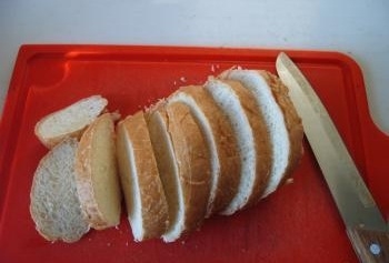 Нарізаємо хліб для грінок