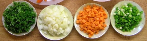 Миємо і ріжемо овочі