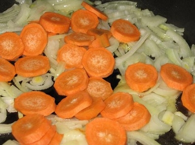 Обсмажуємо цибулю і моркву
