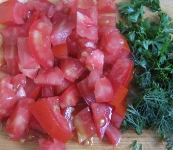 Ріжемо помідори і зелень