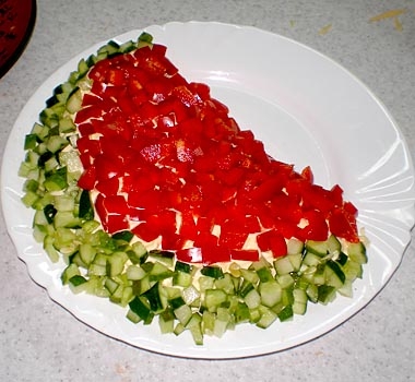 Прикрашаємо салат у вигляді кавунової часточки