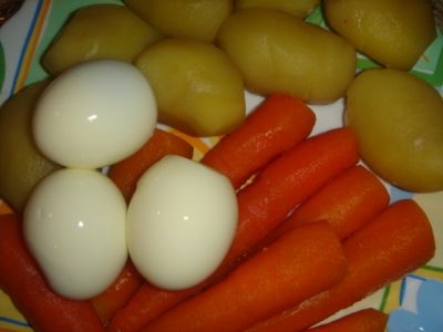 Відварюємо морква, картопля і яйця