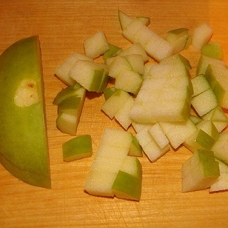 Яблуко ріжемо кубиками