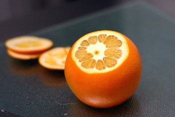 Апельсин перетворюємо в сік і цедру