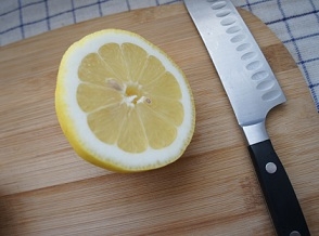 Лимон ріжемо і видавлюємо сік