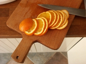 Частина апельсинів ріжемо кружальцями