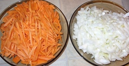 Ріжемо цибулю і моркву