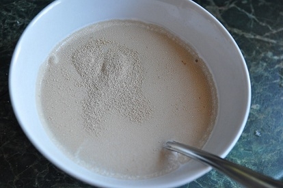 Розчиняємо цукор і дріжджі в теплому молоці