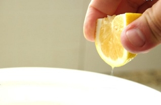 Тиснемо сік з лимона