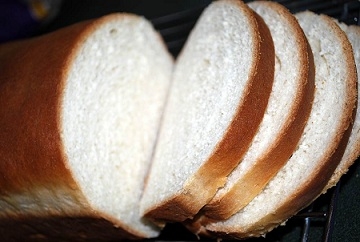 Ріжемо і обсмажуємо хліб