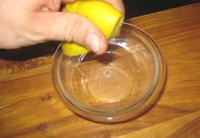 Добуваємо столову ложку лимонного соку