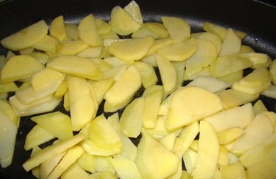 Обсмажуємо картоплю і цибулю з часником
