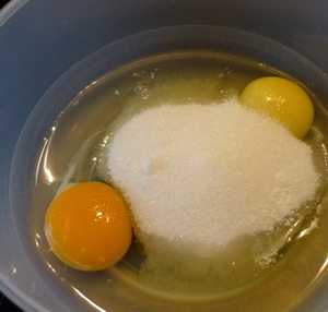 Яйця розтираємо з цукром