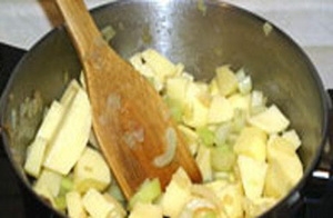 Обсмажуємо цибулю і картоплю