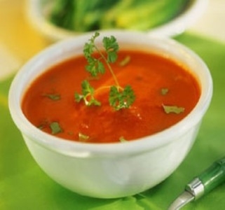 Готовий томатний овочевий суп з селерою