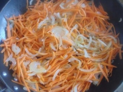 цибулю і моркву на сковороді
