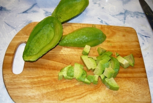 очищений плід авокадо