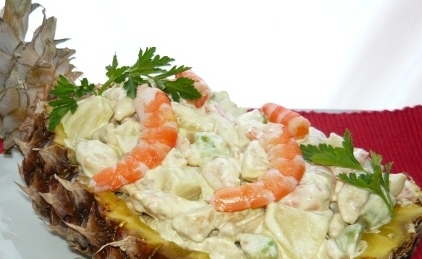 готовий салат в ананасі