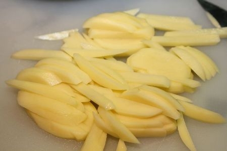 картоплю, нарізану соломкою