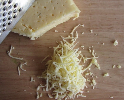 Подрібнюємо сир