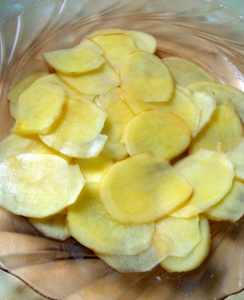 кружальця сирої картоплі