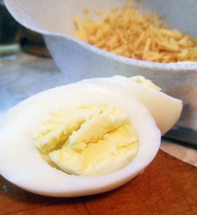 Подрібнюємо яйця і ковбасний сир