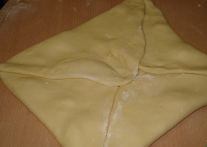 Листкове тісто, складеному конвертиком