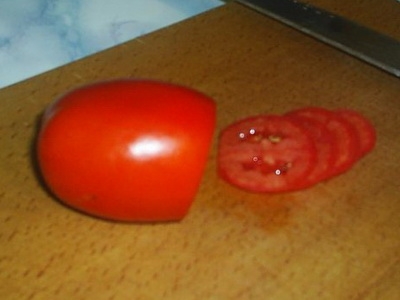 Нарізаємо помідори