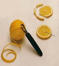 Вирізаємо спіраль з лимонної цедри