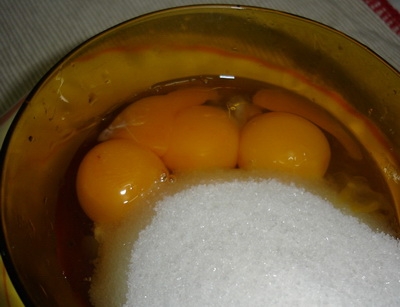Яйця розтираємо з цукром