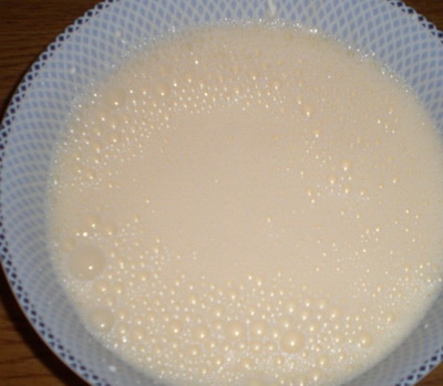 Змішуємо молоко з яєчно-сирною масою