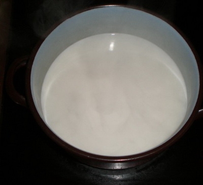 у теплому молоці розтоплюємо цукор