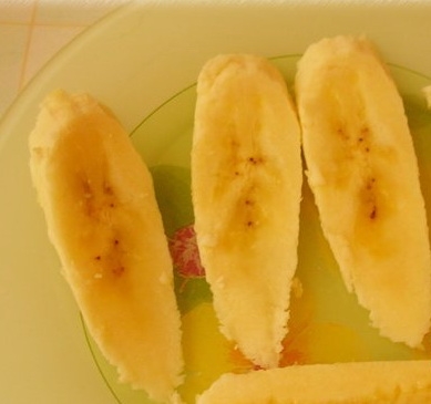 Нарізаємо банан пластинками