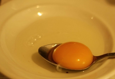 Відокремлюємо яєчний жовток від білка
