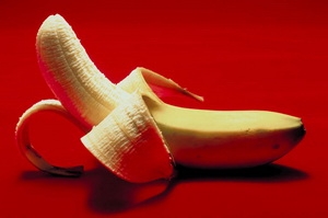 очищаємо банан від шкірки