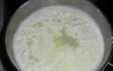 кип'ятимо молоко до утворення сирної маси