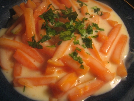 ароматна морква в молочному соусі