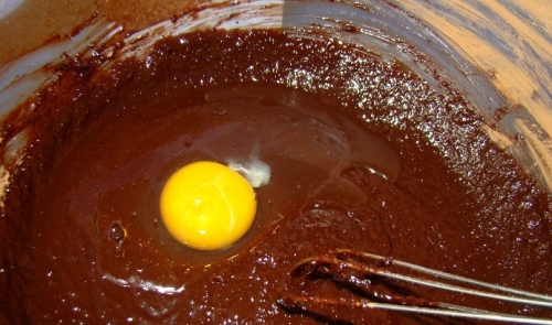 додаємо яйця в шоколадну масу