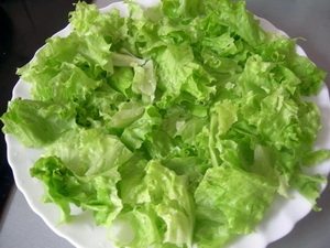 викладаємо листя зеленого салату