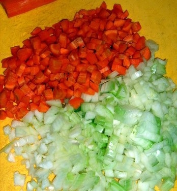 нарізаємо цибулю і моркву