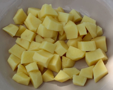 картоплю, нарізану кубиками