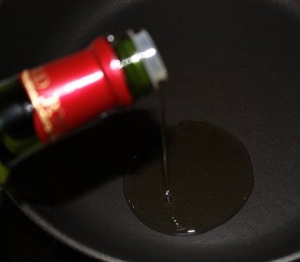 вливаємо в сковороду оливкове масло