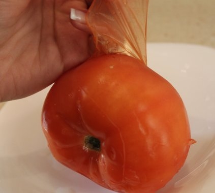 знімаємо шкіру з помідора