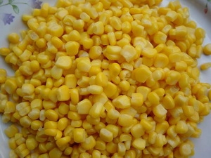 зрізаємо зерна кукурудзи з качана