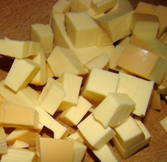 нарізаємо сир кубиками