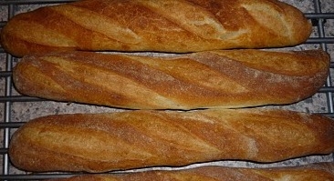 випечений французький хліб